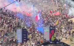 Neuvěřitelné záběry z Les Gets. Fanoušci po vítězství domácího jezdce vtrhli na trať